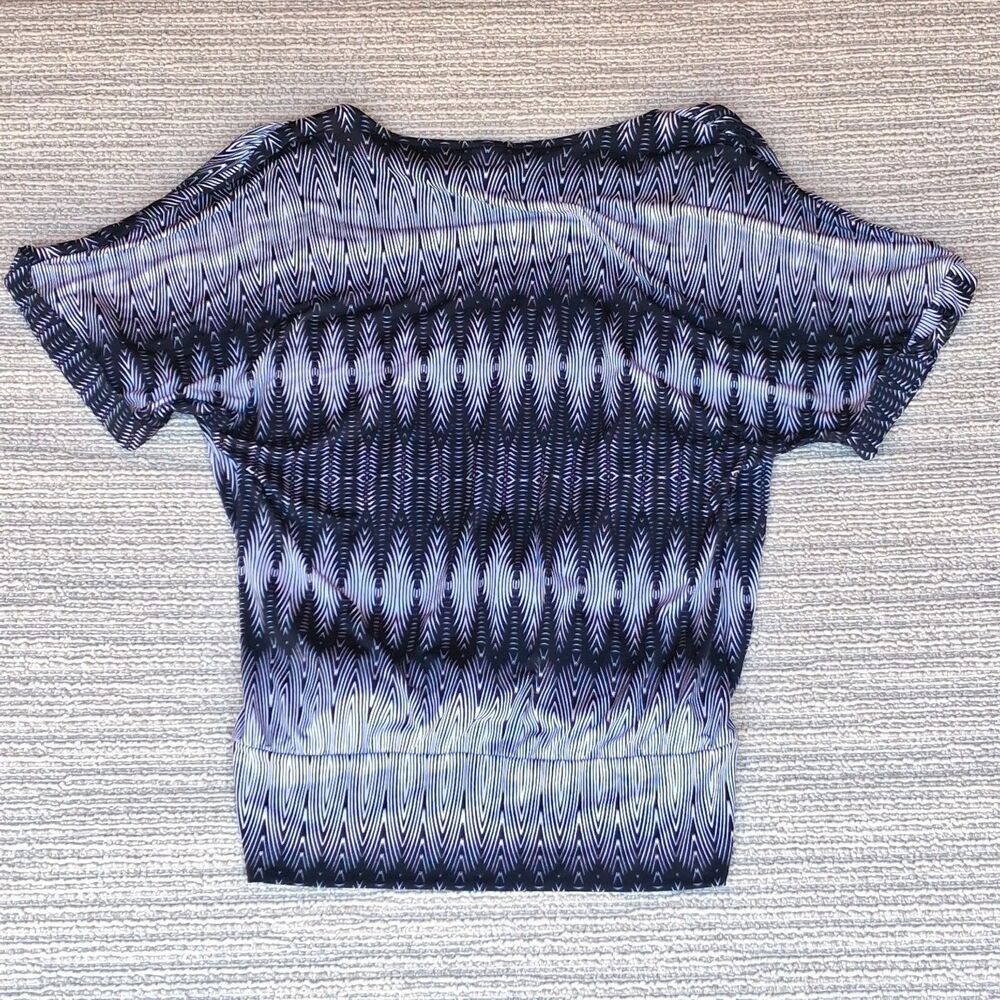 WORTHINGTON STRETCH WOMEN M BLACK BLUE IKAT CHEVRON SURPLICE FAUX WRAP BLOUSE - Picture 2 of 10